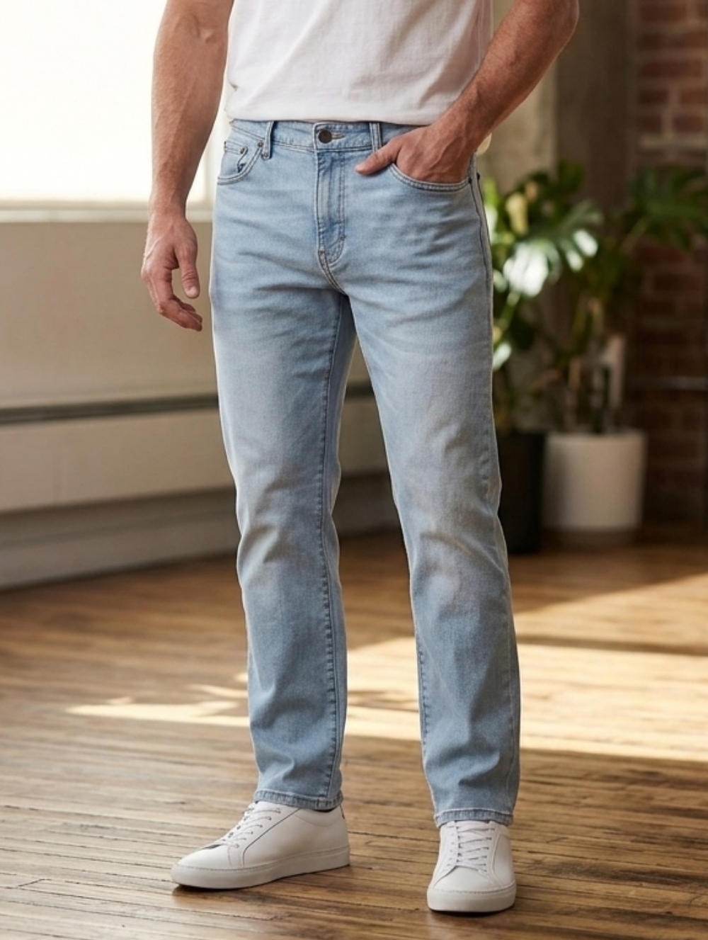 Men's Straight Jeans in Light Blue Wash Size 32 W 16" R 10" I 31" Cotton Stretch